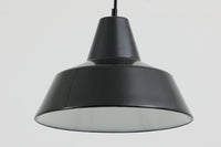 「The work shop lamp」です。Louis Poulsen社の定番ランプ。復刻品はアルミ製ですが、こちらはビンテージ品ならではの琺瑯&エナメルモデル。艶感が魅力的です。