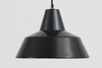 「The work shop lamp」です。Louis Poulsen社の定番ランプ。復刻品はアルミ製ですが、こちらはビンテージ品ならではの琺瑯&エナメルモデル。艶感が魅力的です。