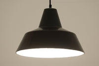 「The work shop lamp」です。Louis Poulsen社の定番ランプ。復刻品はアルミ製ですが、こちらはビンテージ品ならではの琺瑯&エナメルモデル。艶感が魅力的です。