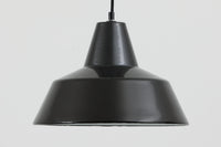 「The work shop lamp」です。Louis Poulsen社の定番ランプ。復刻品はアルミ製ですが、こちらはビンテージ品ならではの琺瑯&エナメルモデル。艶感が魅力的です。