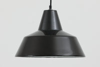「The work shop lamp」です。Louis Poulsen社の定番ランプ。復刻品はアルミ製ですが、こちらはビンテージ品ならではの琺瑯&エナメルモデル。艶感が魅力的です。