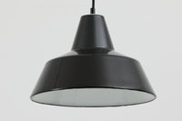 「The work shop lamp」です。Louis Poulsen社の定番ランプ。復刻品はアルミ製ですが、こちらはビンテージ品ならではの琺瑯&エナメルモデル。艶感が魅力的です。