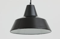 「The work shop lamp」です。Louis Poulsen社の定番ランプ。復刻品はアルミ製ですが、こちらはビンテージ品ならではの琺瑯&エナメルモデル。艶感が魅力的です。