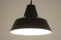 「The work shop lamp」です。Louis Poulsen社の定番ランプ。復刻品はアルミ製ですが、こちらはビンテージ品ならではの琺瑯&エナメルモデル。艶感が魅力的です。