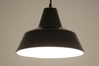 「The work shop lamp」です。Louis Poulsen社の定番ランプ。復刻品はアルミ製ですが、こちらはビンテージ品ならではの琺瑯&エナメルモデル。艶感が魅力的です。
