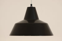 「The work shop lamp」です。Louis Poulsen社の定番ランプ。復刻品はアルミ製ですが、こちらはビンテージ品ならではの琺瑯&エナメルモデル。艶感が魅力的です。