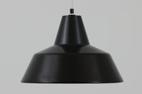 「The work shop lamp」です。Louis Poulsen社の定番ランプ。復刻品はアルミ製ですが、こちらはビンテージ品ならではの琺瑯&エナメルモデル。艶感が魅力的です。