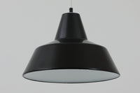 「The work shop lamp」です。Louis Poulsen社の定番ランプ。復刻品はアルミ製ですが、こちらはビンテージ品ならではの琺瑯&エナメルモデル。艶感が魅力的です。