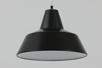 「The work shop lamp」です。Louis Poulsen社の定番ランプ。復刻品はアルミ製ですが、こちらはビンテージ品ならではの琺瑯&エナメルモデル。艶感が魅力的です。