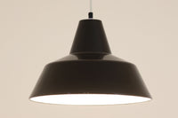 「The work shop lamp」です。Louis Poulsen社の定番ランプ。復刻品はアルミ製ですが、こちらはビンテージ品ならではの琺瑯&エナメルモデル。艶感が魅力的です。