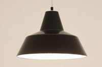 「The work shop lamp」です。Louis Poulsen社の定番ランプ。復刻品はアルミ製ですが、こちらはビンテージ品ならではの琺瑯&エナメルモデル。艶感が魅力的です。