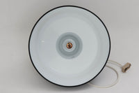 「The work shop lamp」です。Louis Poulsen社の定番ランプ。復刻品はアルミ製ですが、こちらはビンテージ品ならではの琺瑯&エナメルモデル。艶感が魅力的です。