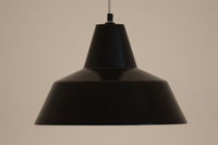 「The work shop lamp」です。Louis Poulsen社の定番ランプ。復刻品はアルミ製ですが、こちらはビンテージ品ならではの琺瑯&エナメルモデル。艶感が魅力的です。