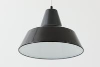 「The work shop lamp」です。Louis Poulsen社の定番ランプ。復刻品はアルミ製ですが、こちらはビンテージ品ならではの琺瑯&エナメルモデル。艶感が魅力的です。