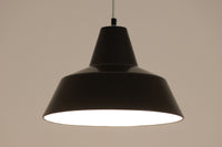 「The work shop lamp」です。Louis Poulsen社の定番ランプ。復刻品はアルミ製ですが、こちらはビンテージ品ならではの琺瑯&エナメルモデル。艶感が魅力的です。