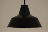 「The work shop lamp」です。Louis Poulsen社の定番ランプ。復刻品はアルミ製ですが、こちらはビンテージ品ならではの琺瑯&エナメルモデル。艶感が魅力的です。