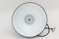 「The work shop lamp」です。Louis Poulsen社の定番ランプ。復刻品はアルミ製ですが、こちらはビンテージ品ならではの琺瑯&エナメルモデル。艶感が魅力的です。