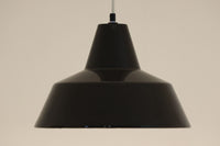 「The work shop lamp」です。Louis Poulsen社の定番ランプ。復刻品はアルミ製ですが、こちらはビンテージ品ならではの琺瑯&エナメルモデル。艶感が魅力的です。