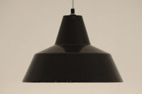 「The work shop lamp」です。Louis Poulsen社の定番ランプ。復刻品はアルミ製ですが、こちらはビンテージ品ならではの琺瑯&エナメルモデル。艶感が魅力的です。