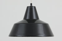 「The work shop lamp」です。Louis Poulsen社の定番ランプ。復刻品はアルミ製ですが、こちらはビンテージ品ならではの琺瑯&エナメルモデル。艶感が魅力的です。