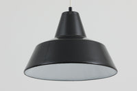 「The work shop lamp」です。Louis Poulsen社の定番ランプ。復刻品はアルミ製ですが、こちらはビンテージ品ならではの琺瑯&エナメルモデル。艶感が魅力的です。