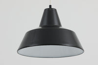 「The work shop lamp」です。Louis Poulsen社の定番ランプ。復刻品はアルミ製ですが、こちらはビンテージ品ならではの琺瑯&エナメルモデル。艶感が魅力的です。