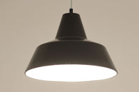 「The work shop lamp」です。Louis Poulsen社の定番ランプ。復刻品はアルミ製ですが、こちらはビンテージ品ならではの琺瑯&エナメルモデル。艶感が魅力的です。