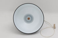 「The work shop lamp」です。Louis Poulsen社の定番ランプ。復刻品はアルミ製ですが、こちらはビンテージ品ならではの琺瑯&エナメルモデル。艶感が魅力的です。