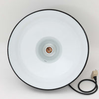 「The work shop lamp」です。Louis Poulsen社の定番ランプ。復刻品はアルミ製ですが、こちらはビンテージ品ならではの琺瑯&エナメルモデル。艶感が魅力的です。