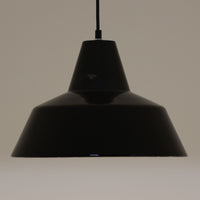 「The work shop lamp」です。Louis Poulsen社の定番ランプ。復刻品はアルミ製ですが、こちらはビンテージ品ならではの琺瑯&エナメルモデル。艶感が魅力的です。