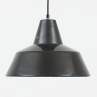 「The work shop lamp」です。Louis Poulsen社の定番ランプ。復刻品はアルミ製ですが、こちらはビンテージ品ならではの琺瑯&エナメルモデル。艶感が魅力的です。