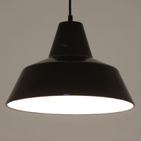 「The work shop lamp」です。Louis Poulsen社の定番ランプ。復刻品はアルミ製ですが、こちらはビンテージ品ならではの琺瑯&エナメルモデル。艶感が魅力的です。