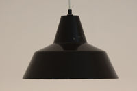 「The work shop lamp」です。Louis Poulsen社の定番ランプ。復刻品はアルミ製ですが、こちらはビンテージ品ならではの琺瑯&エナメルモデル。艶感が魅力的です。