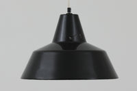 「The work shop lamp」です。Louis Poulsen社の定番ランプ。復刻品はアルミ製ですが、こちらはビンテージ品ならではの琺瑯&エナメルモデル。艶感が魅力的です。
