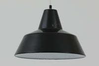 「The work shop lamp」です。Louis Poulsen社の定番ランプ。復刻品はアルミ製ですが、こちらはビンテージ品ならではの琺瑯&エナメルモデル。艶感が魅力的です。