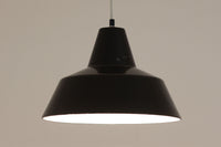 「The work shop lamp」です。Louis Poulsen社の定番ランプ。復刻品はアルミ製ですが、こちらはビンテージ品ならではの琺瑯&エナメルモデル。艶感が魅力的です。
