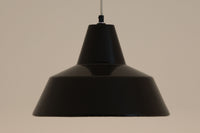 「The work shop lamp」です。Louis Poulsen社の定番ランプ。復刻品はアルミ製ですが、こちらはビンテージ品ならではの琺瑯&エナメルモデル。艶感が魅力的です。
