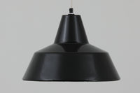 「The work shop lamp」です。Louis Poulsen社の定番ランプ。復刻品はアルミ製ですが、こちらはビンテージ品ならではの琺瑯&エナメルモデル。艶感が魅力的です。