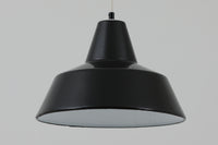 「The work shop lamp」です。Louis Poulsen社の定番ランプ。復刻品はアルミ製ですが、こちらはビンテージ品ならではの琺瑯&エナメルモデル。艶感が魅力的です。