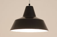 「The work shop lamp」です。Louis Poulsen社の定番ランプ。復刻品はアルミ製ですが、こちらはビンテージ品ならではの琺瑯&エナメルモデル。艶感が魅力的です。