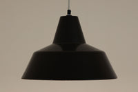 「The work shop lamp」です。Louis Poulsen社の定番ランプ。復刻品はアルミ製ですが、こちらはビンテージ品ならではの琺瑯&エナメルモデル。艶感が魅力的です。