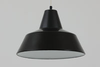 「The work shop lamp」です。Louis Poulsen社の定番ランプ。復刻品はアルミ製ですが、こちらはビンテージ品ならではの琺瑯&エナメルモデル。艶感が魅力的です。