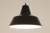 「The work shop lamp」です。Louis Poulsen社の定番ランプ。復刻品はアルミ製ですが、こちらはビンテージ品ならではの琺瑯&エナメルモデル。艶感が魅力的です。