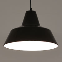 「The work shop lamp」です。Louis Poulsen社の定番ランプ。復刻品はアルミ製ですが、こちらはビンテージ品ならではの琺瑯&エナメルモデル。艶感が魅力的です。