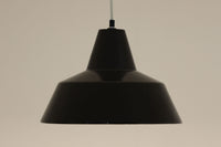 「The work shop lamp」です。Louis Poulsen社の定番ランプ。復刻品はアルミ製ですが、こちらはビンテージ品ならではの琺瑯&エナメルモデル。艶感が魅力的です。