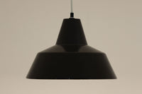 「The work shop lamp」です。Louis Poulsen社の定番ランプ。復刻品はアルミ製ですが、こちらはビンテージ品ならではの琺瑯&エナメルモデル。艶感が魅力的です。