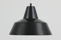 「The work shop lamp」です。Louis Poulsen社の定番ランプ。復刻品はアルミ製ですが、こちらはビンテージ品ならではの琺瑯&エナメルモデル。艶感が魅力的です。