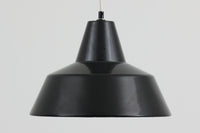「The work shop lamp」です。Louis Poulsen社の定番ランプ。復刻品はアルミ製ですが、こちらはビンテージ品ならではの琺瑯&エナメルモデル。艶感が魅力的です。
