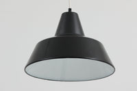 「The work shop lamp」です。Louis Poulsen社の定番ランプ。復刻品はアルミ製ですが、こちらはビンテージ品ならではの琺瑯&エナメルモデル。艶感が魅力的です。