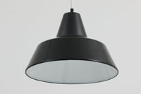 「The work shop lamp」です。Louis Poulsen社の定番ランプ。復刻品はアルミ製ですが、こちらはビンテージ品ならではの琺瑯&エナメルモデル。艶感が魅力的です。